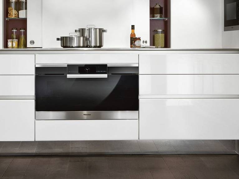 SieMatic S2 base cabinets in the Pure style collection with exclusive SQ lacquer in glossy lotus white